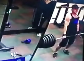 Il en fait trop à la salle de gym et il le paye cher…