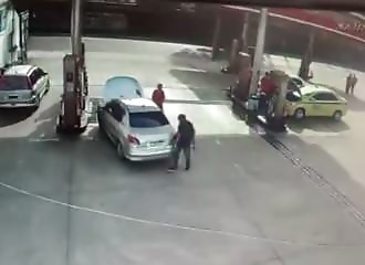 Un homme soufflé lors d'une explosion dans une station essence