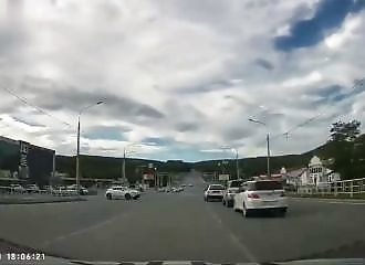 Une voiture de police pulvérisée après un passage au rouge en Russie