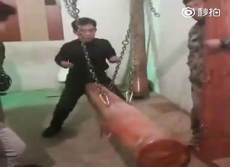 Équipé de couilles en béton, un maître de Kung Fu