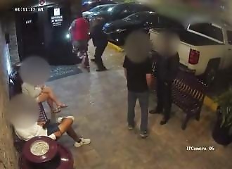 Un homme portant un masque du diable tente de rentrer armé dans un stripclub