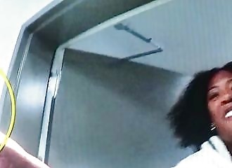 Une femme d'un mètre quatre-vingt-dix est abattue par un policier après avoir asséné plusieurs coups de couteau