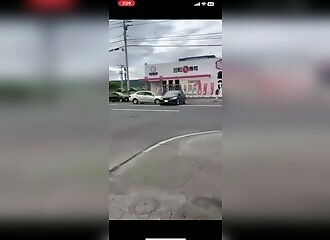 une voiture percute un sushi bar à pleine vitesse au Japon