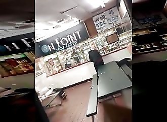 États-Unis : plusieurs clients d'un magasin pris pour cible par des tireurs “lourdement armés”