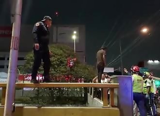 Un policier prend de gros risques pour sauver un suicidaire