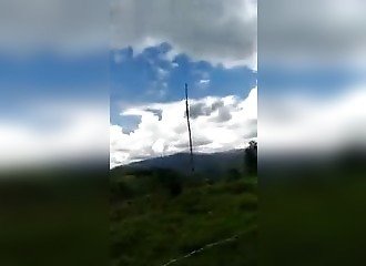 La foudre tombe sur un homme qui admire le ciel