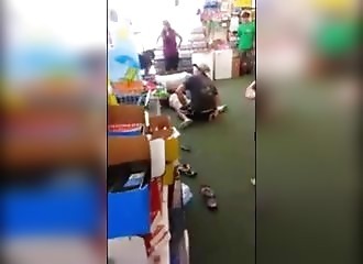 Un drogué insulte tout le monde dans une boutique, et reçoit la correction qu'il mérite