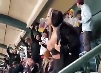 Elle montre ses seins lors d'un match, la version non censurée