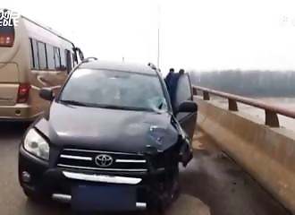 Un automobiliste ivre percute un scootériste, l’éjecte d’un pont et l’envoie directement dans une rivière