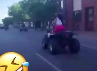 Une fille fait du quad et se prend pour la reine du rodéo (FAIL)