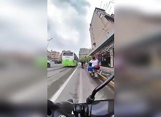Un scootériste se fait renverser par un camion malaxeur