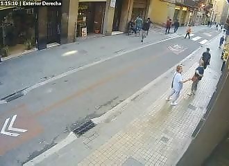 Un voleur fait tomber une vieille dame en tentant de lui voler son sac
