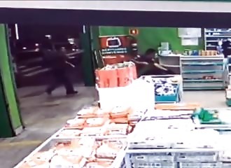 Brésil : deux voleurs dans une épicerie se font rapidement arrêter par la police