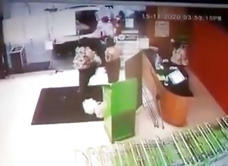 Au supermarché, un homme manque d'écraser son épouse
