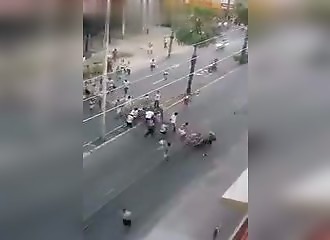 Une femme tire plusieurs fois en l’air pour sauver un homme qui se fait lyncher (Brésil)
