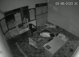 Criminal shot dead while trying to rob a house (Warning - shocking)