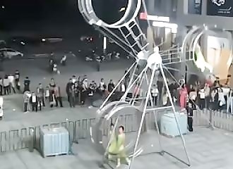 Spectacular accident on China's Wheel of Death