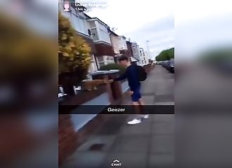Un jeune donne une grosse gifle à un chat (Angleterre)