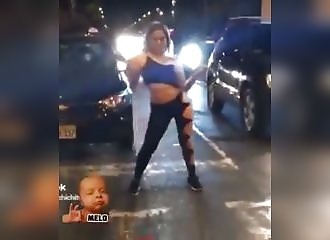 Elle danse en tenue sexy au milieu de la route et a droit à une surprise !