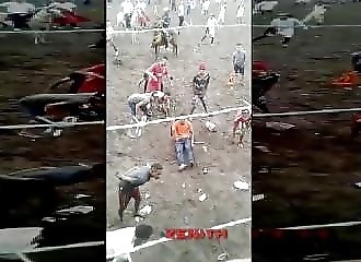 Un taureau se venge d’un homme qui ne cesse de le narguer
