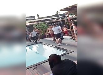 L’employé d’un bar met K.O. un client violent
