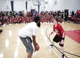 James Harden, la star des Rockets de Houston, humilie gentiment un garçon