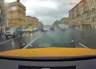 Victime d’aquaplaning, un automobiliste part s’écraser contre une voiture de police (Moscou)