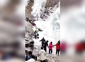 Falling ice surprises tourists in China