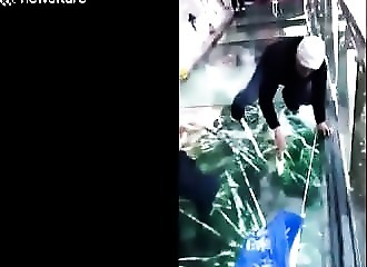 Chine : un homme marche sur un pont en verre lorsque celui-ci se fissure soudainement