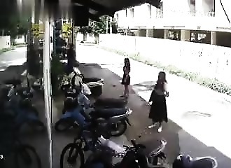 Thaïlande : cinglé abat son ex, puis se tire une balle dans le cou (Public Averti)