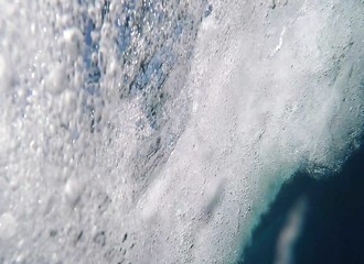 Une baleine tente de transformer un plongeur en crêpe !