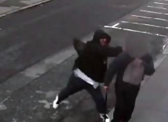Enfoiré attacks an elderly man for no reason in a San Francisco street (Warning - shocking)