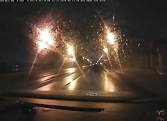 Lancé à vive allure, le conducteur d’un camion malaxeur tombe dans un fleuve et se tue (Russie)