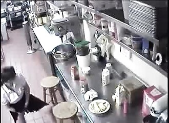 Une serveuse enfonce une saucisse dans sa chatte avant de la servir à un client