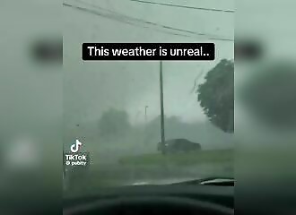 Il a la mauvaise idée de rester dans sa voiture alors que l'ouragan Milton arrive