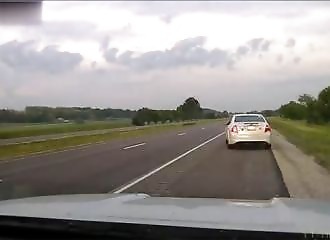 Un homme saoul percute violemment une voiture de police