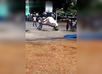 Un homme veut impressionner tout le monde avec son double salto avant