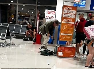  He destroys his suitcase to take it with him on the plane! 