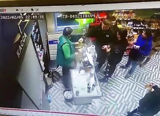 Il se fait mettre KO d'un seul coup de poing dans un supermarché