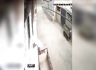 Pourchassé par des chiens, un motard connaît une fin brutale
