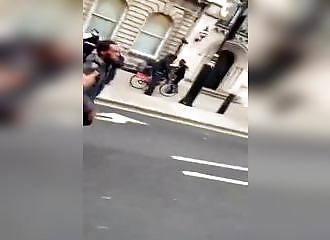 Un policier se fait sauvagement agresser par un manifestant (Angleterre)