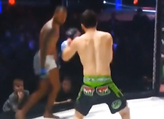 Un combattant de MMA se blesse tout seul après avoir donné un coup dans le vide