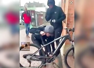 Des voleurs effrontés sont filmés en train de voler un vélo en plein jour avec une meuleuse d'angle
