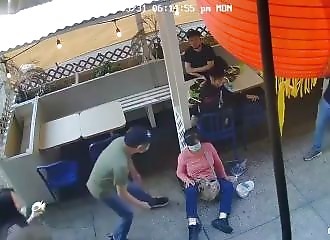 Choquant: Il frappe une femme asiatique au hasard dans la rue (Public averti)