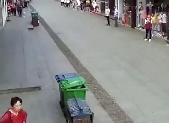 Une femme se fait faucher par un cheval (Chine)