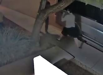 Son voisin fou tente de l'agresser, il se mange une balle