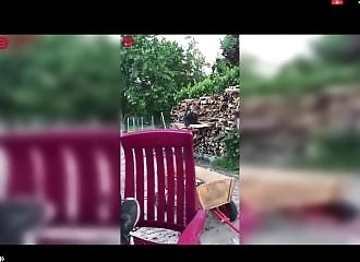 Un homme ivre se prend pour du bois de chauffage et “se jette dans le feu”