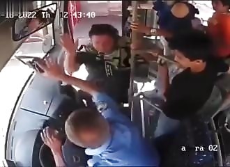 Elle agresse le chauffeur de bus, elle se fait évacuer en mode Sparta