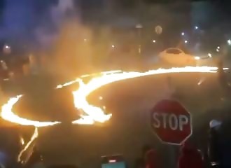 Il perd le contrôle et fonce dans la foule lors d'un rodéo sauvage