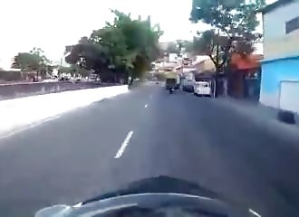 Poursuivi par la police, un motard refuse de s’arrêter (Brésil)